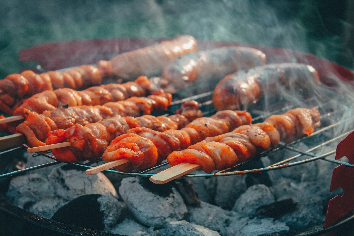 Spiesen en worst op de grill