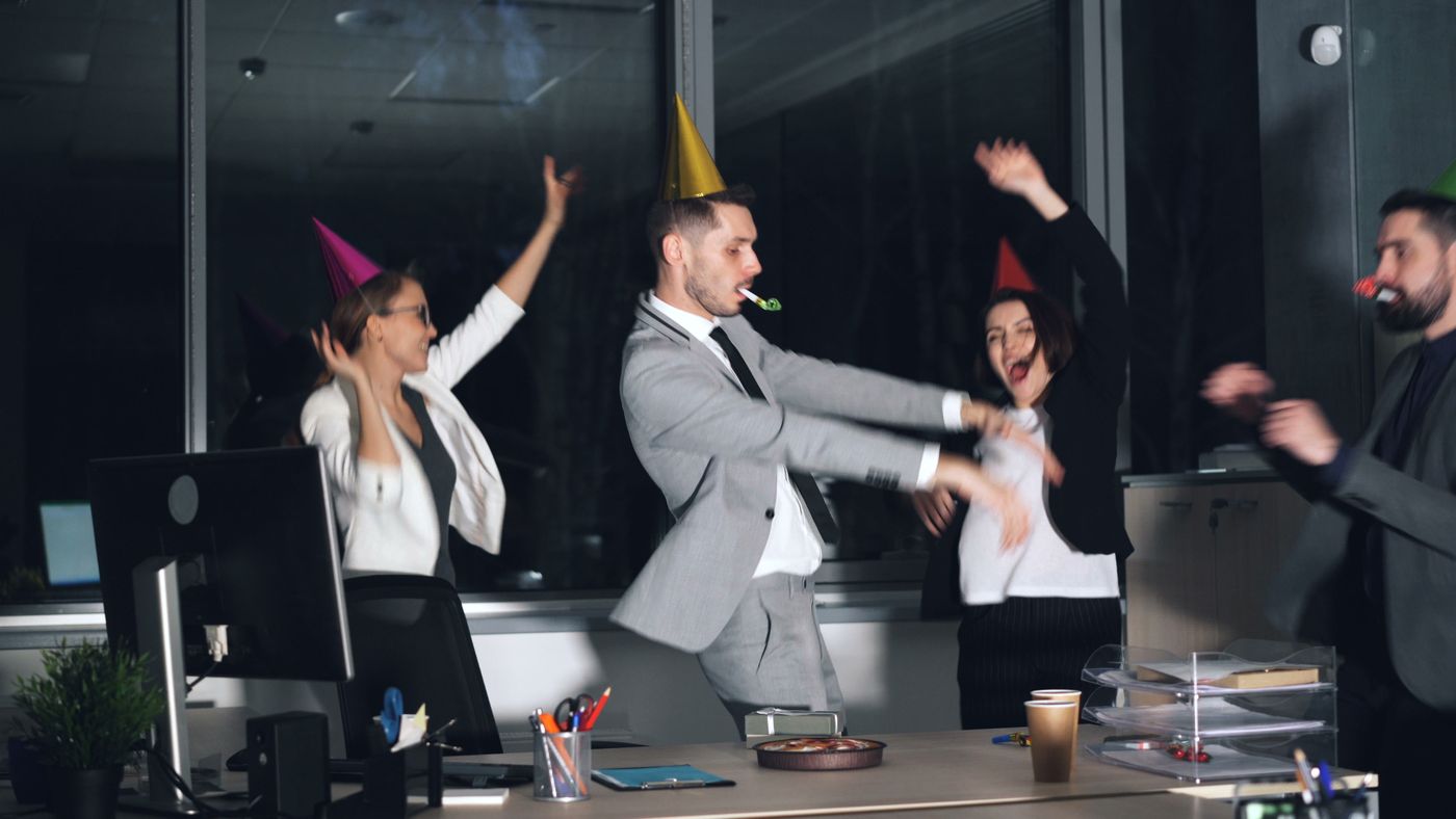 Collega's vieren feest met feesthoedjes