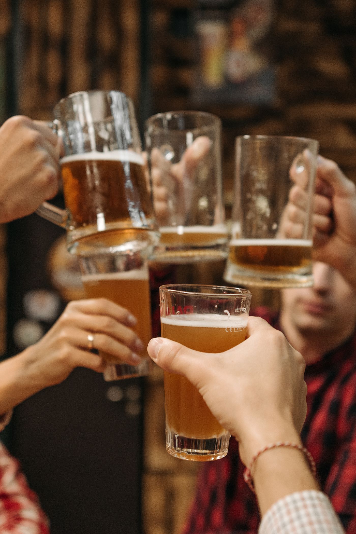 Vrienden proosten met bierglazen in het café