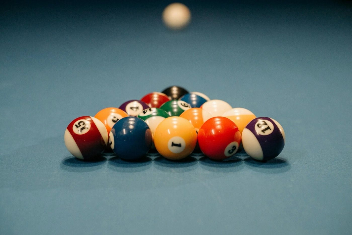 Opgezette ballen op het groene laken