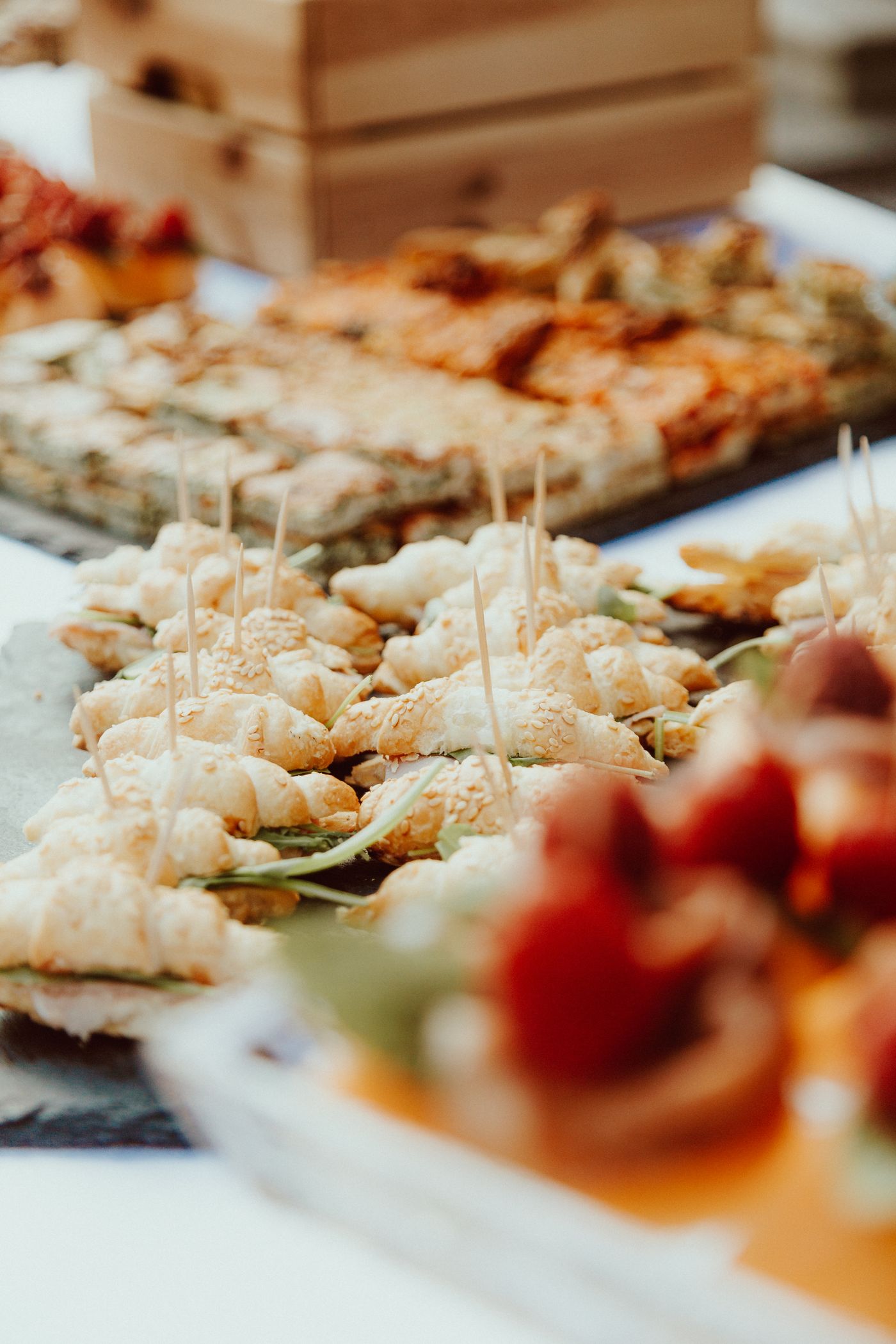 Buffet met hapjes, brood en dips