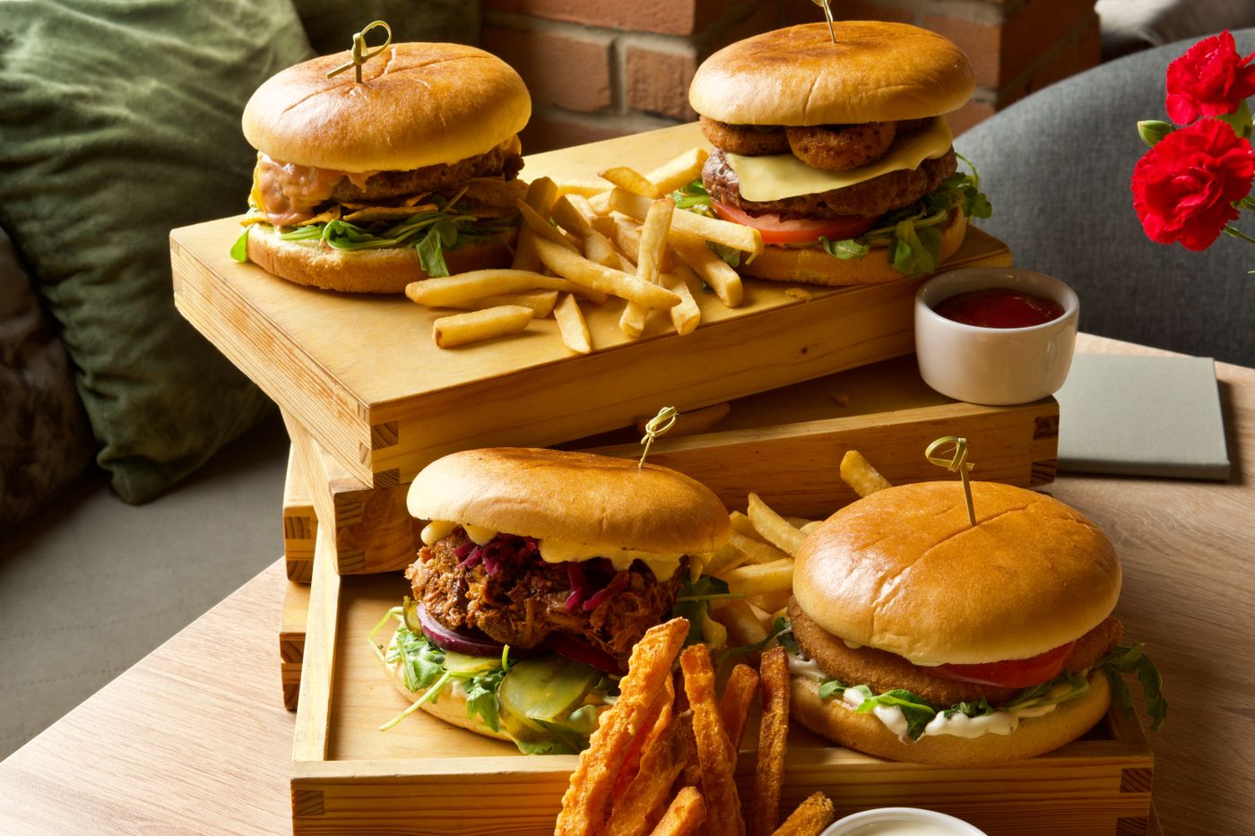 Hamburgers met friet op houten planken