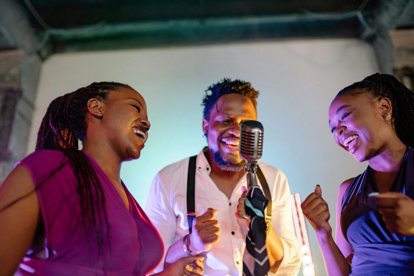 Drie gasten zingen samen in de karaokekamer
