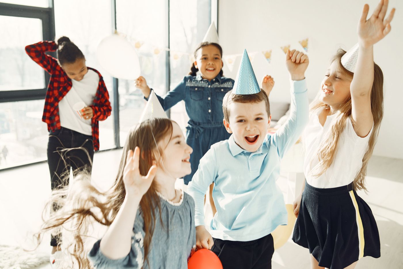 Kinderen vieren feest met feesthoedjes