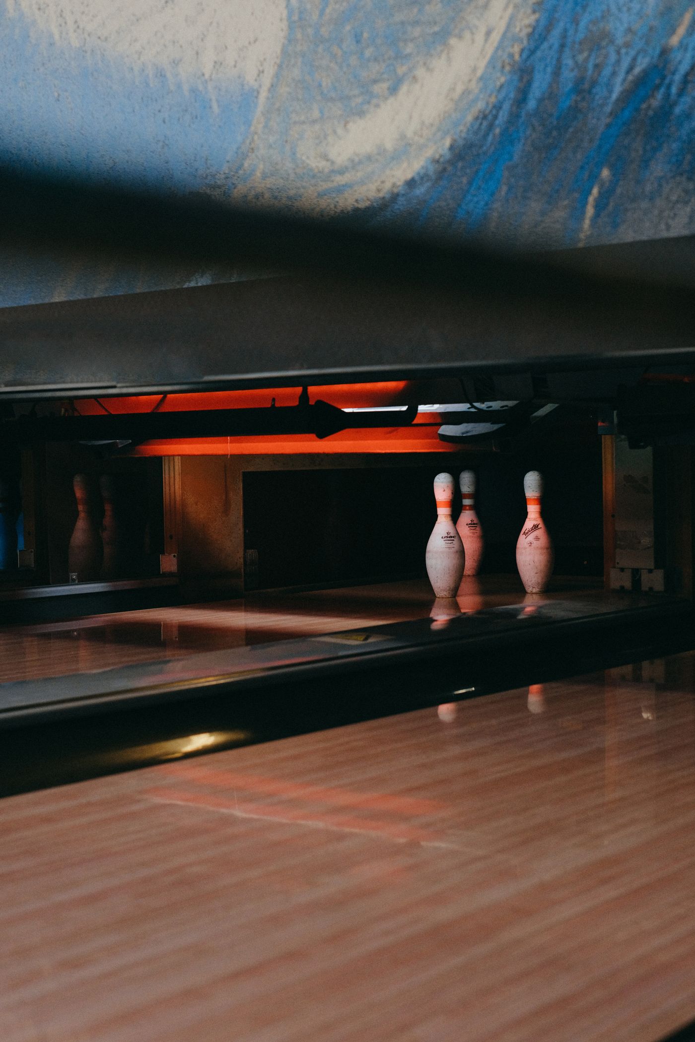 Opgestelde bowlingpins aan het eind van de baan