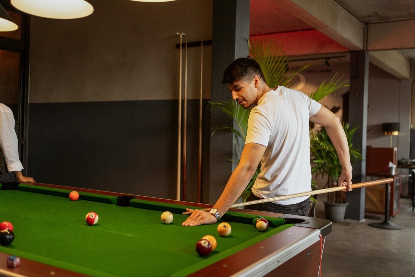 Speler stoot de witte bal op een pooltafel