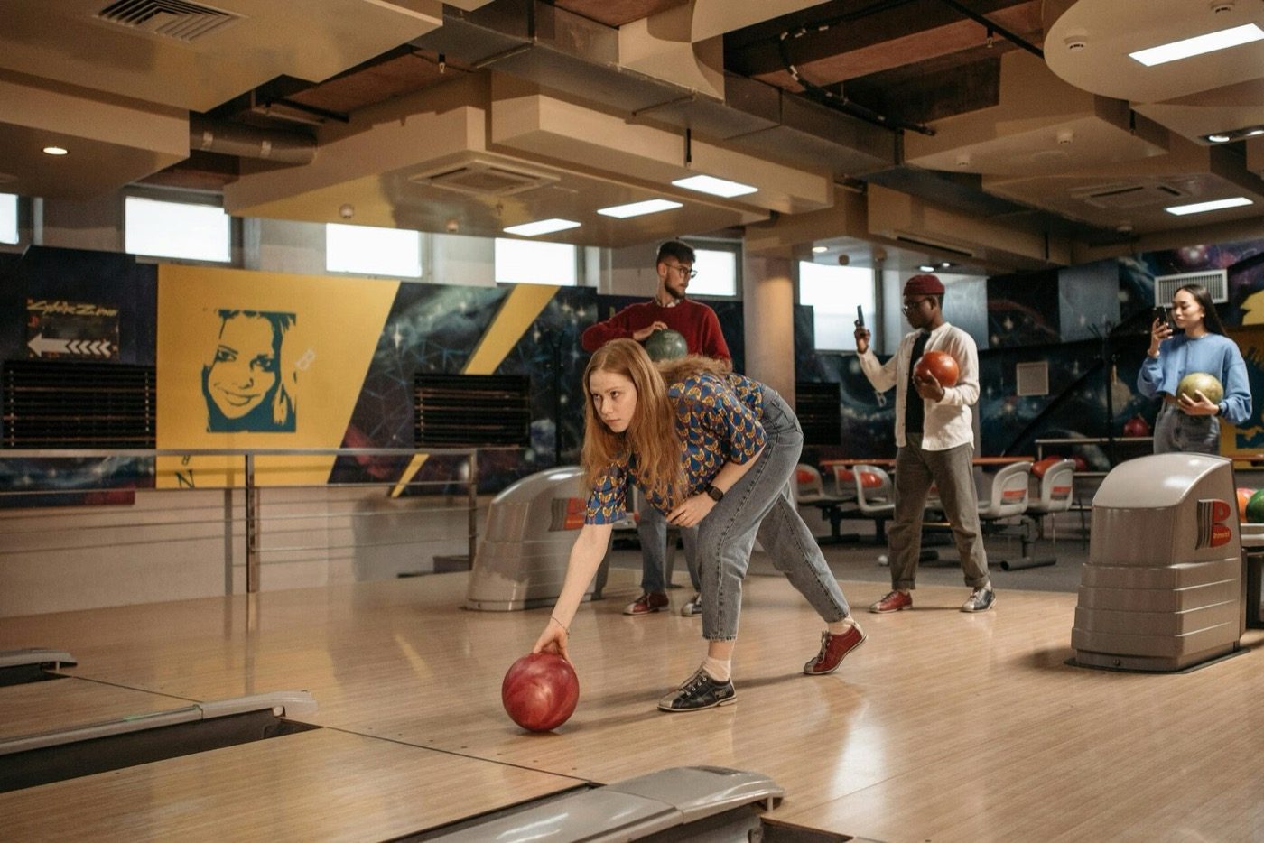 Groep bowlt overdag in de bowlingzaal