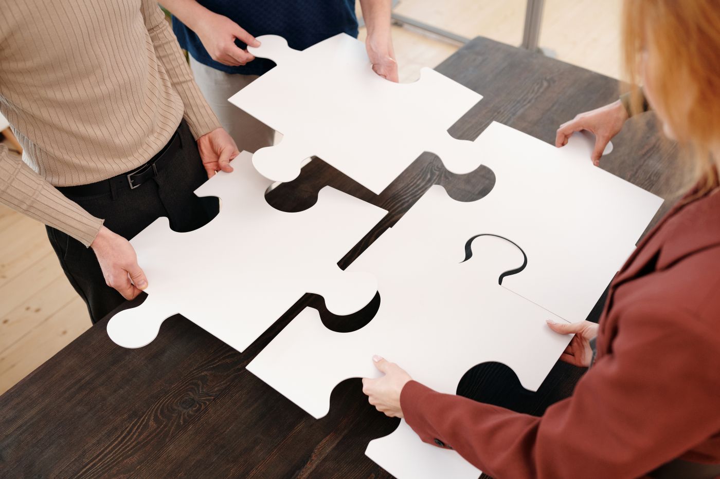 Collega's leggen samen een grote puzzel