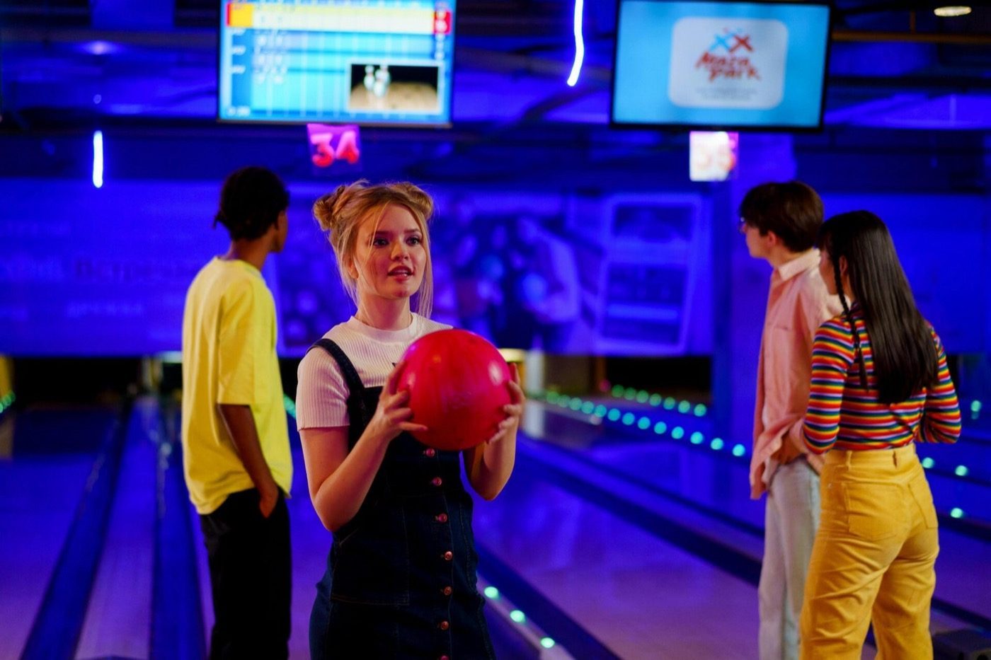 Tieners bowlen onder neonverlichting