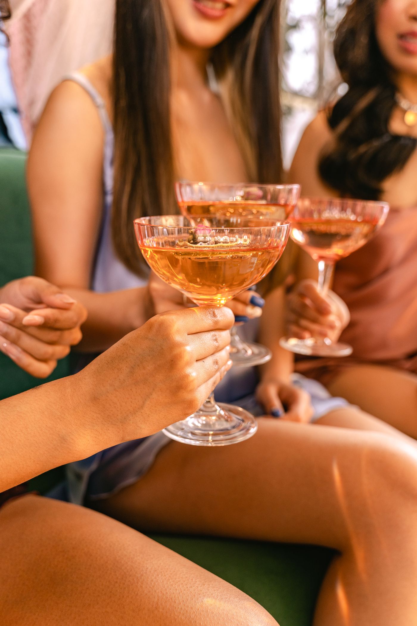 Vriendengroep proost uitgelaten